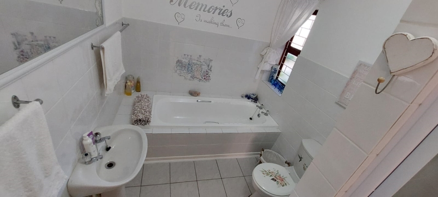 5 Bedroom Property for Sale in Wavecrest Eastern Cape